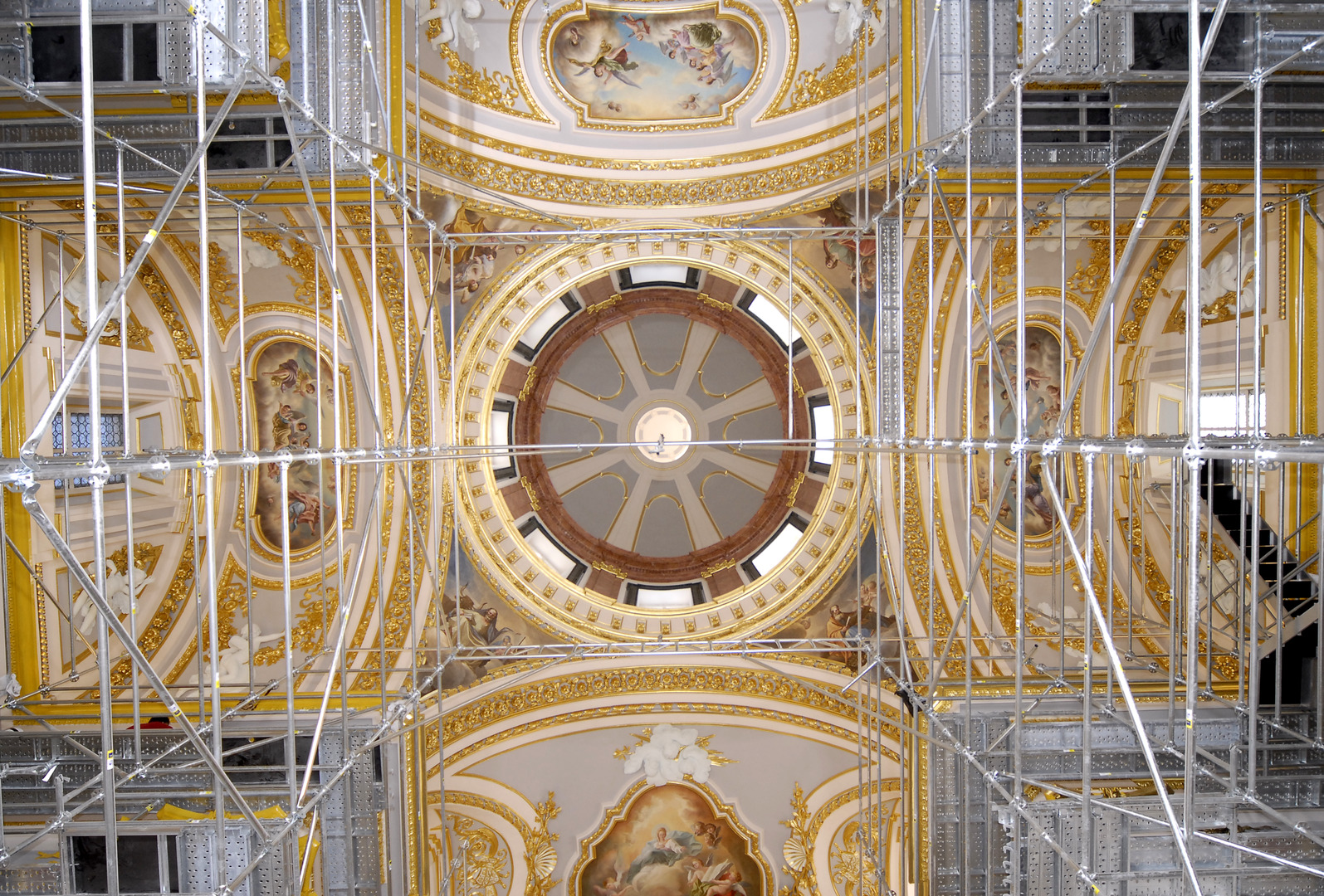 Vista cenital de cúpula y bóvedas con dorados en conservación de obras de arte