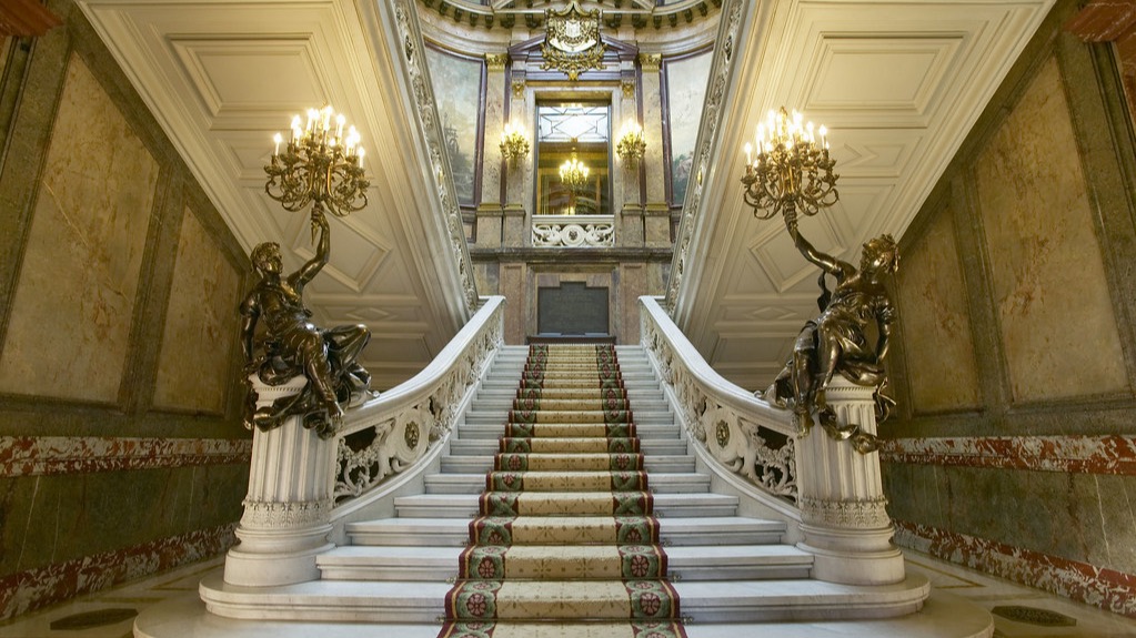 escalera palacio de linares