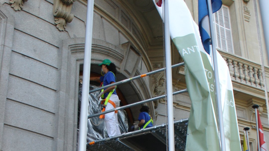 Detalle de trabajo en piedra con textura rugosa y herramienta manual sobre la superficie.